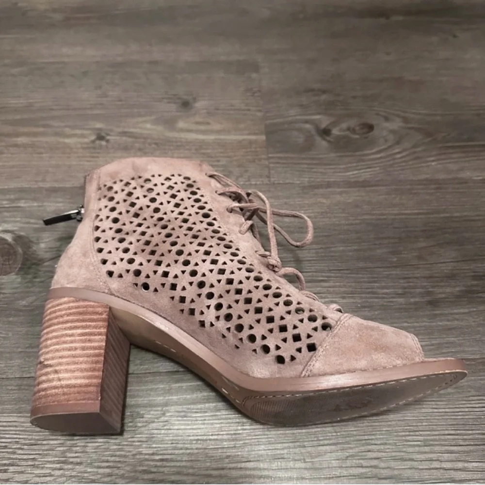 🌻 Tan VINCE CAMUTO Trevan Cutout Lace Up Peep Toe Ankle Booties - Size 7.5